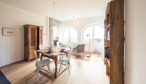 Apartment with Mountain View