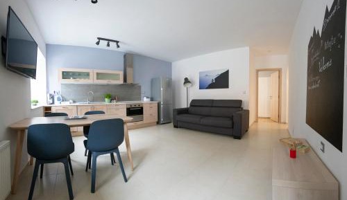 Apartment with Mountain View