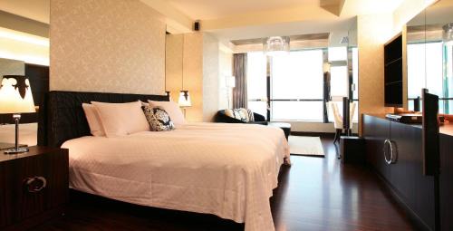 Moon Double or Twin Room with Lake View