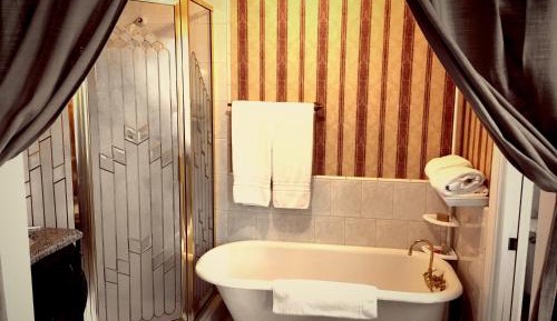 Deluxe Queen Suite