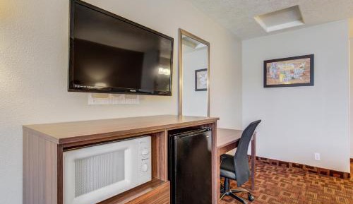 Senior Queen Room - Accessible/Non-Smoking