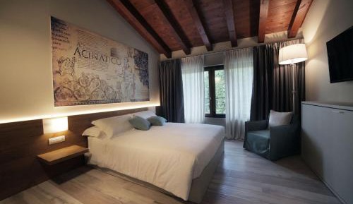 Deluxe Double Room (2 Adults + 1 Child)