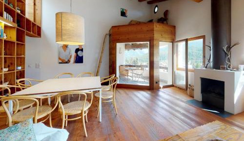 Apartment with Mountain View