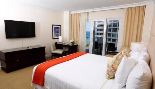 Deluxe King Room with Partial Ocean View and Balcony