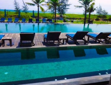 Deluxe King Room with Pool Access