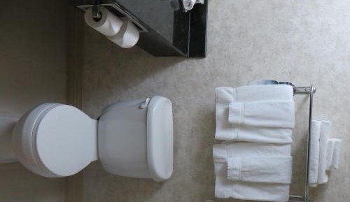 Suite with Mobility Accessible Tub - Non-Smoking
