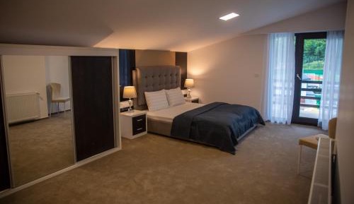 Queen Room with Pool View
