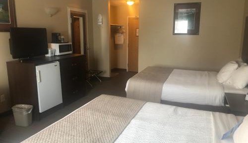 Queen Room with Two Queen Beds - Non-Smoking - Pet Friendly