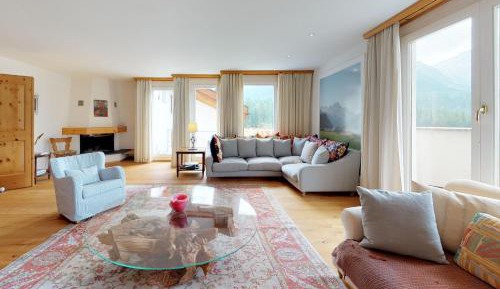 Apartment with Mountain View