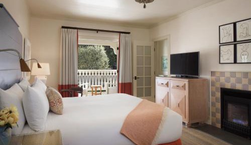 Deluxe King Room with Hill View