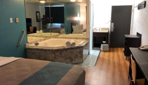 Queen Room with Spa Bath - Non-Smoking