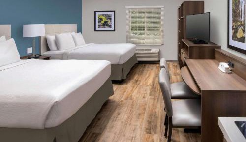 Standard Queen Room with Two Queen Beds and Bath Tub - Non-Smoking