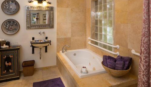 Deluxe King Suite