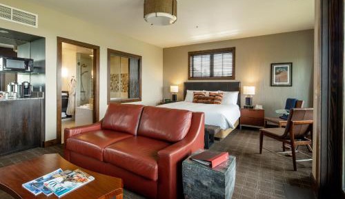 Deluxe Corner King Room with Golf View