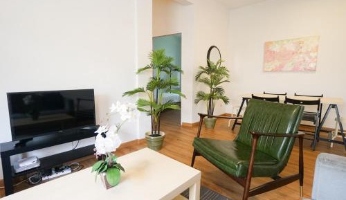Three-Bedroom Apartment with Balcony No. 1