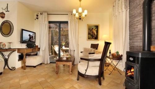 Studio with Large Hot Tub and Patio