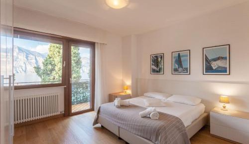 Superior One-Bedroom Apartment with Balcony