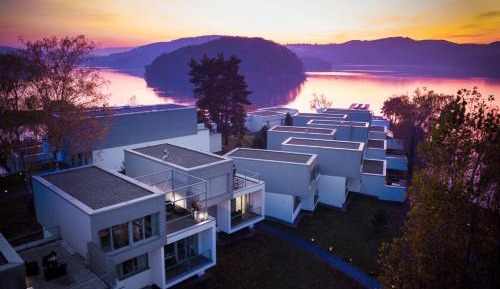 Apartment with Lake View
