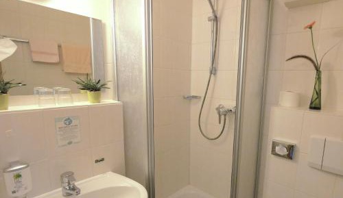 Double or Twin Room with Shower