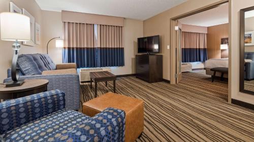 Two Room King Suite with Whirlpool – Non Smoking