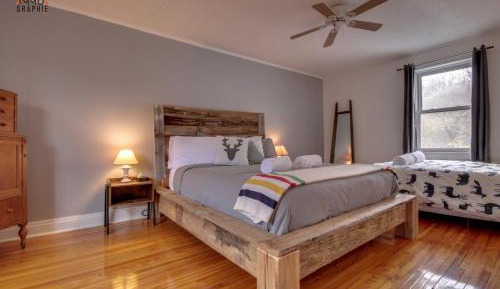 Quadruple Room with Private Bathroom
