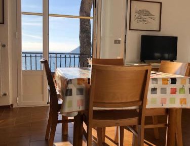Large One-Bedroom Apartment with Sea View (4 Adults)