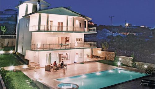 Five-Bedroom Holiday Home
