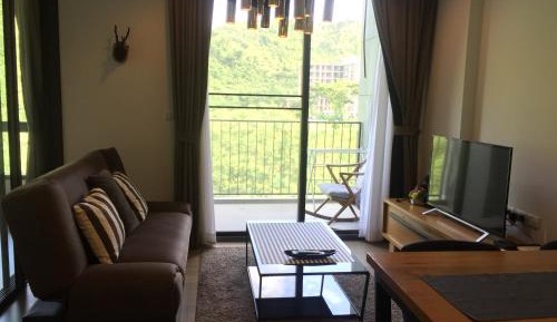 Apartment with Mountain View