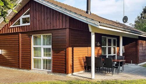 Three-Bedroom Holiday Home 