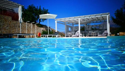 Studio Apartment with Sea View and Shared Heated Pool