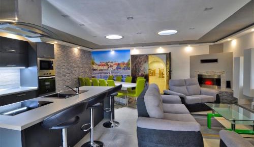 Deluxe Four-Bedroom House with Hot Tub