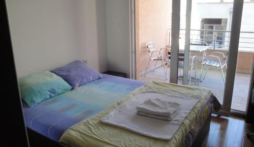 One-Bedroom Apartment with Balcony - Annex