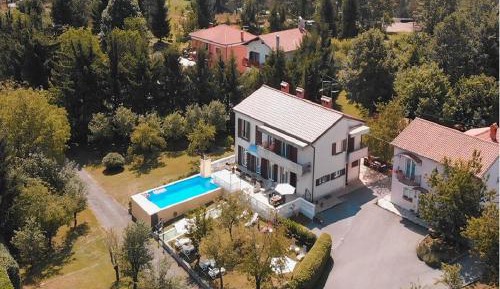 Apartment with Pool View 