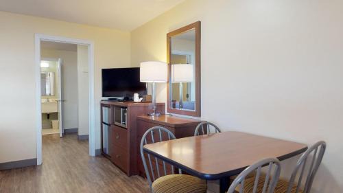 Standard Room 3 Full Bed with Two Room (STD3FB)