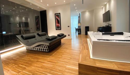 Deluxe Queen Room