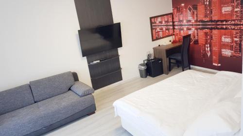 King Studio with Sofa Bed