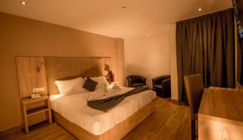 Deluxe Double Room (2 Adults + 1 Child)