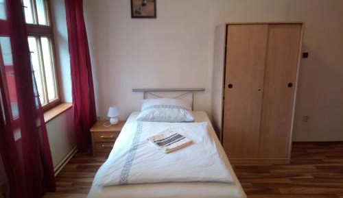 Basic Triple Room with Shared Bathroom