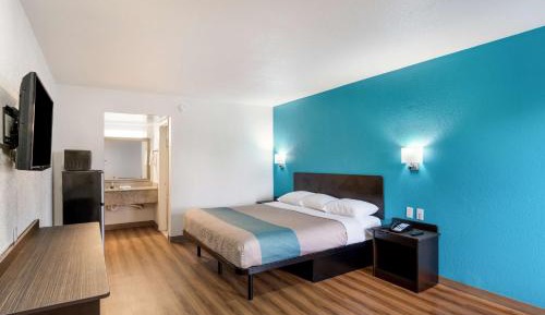Deluxe King Room - Non-Smoking