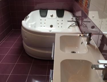 Queen Suite with Spa Bath