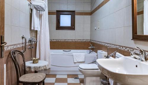 Deluxe Suite with Spa Bath