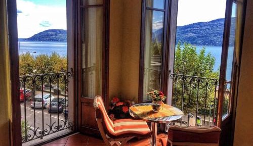 Apartment with Lake View