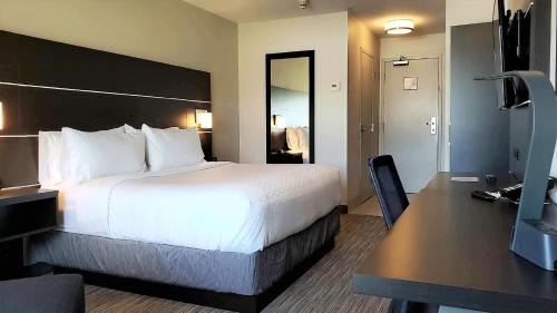 Standard King Room - Communications Accessible