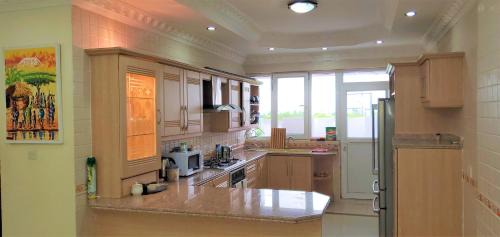 Private King Room with Sea view in a shared Apartment