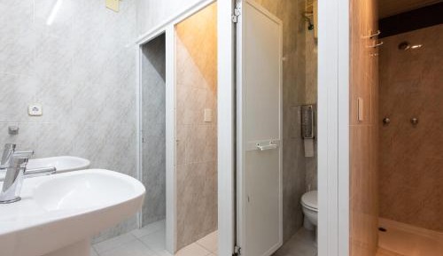 Basic Triple Room with Shared Bathroom