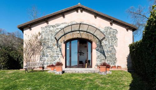 Large One-Bedroom Apartment with Lake View