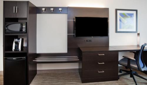 Standard Queen Room with Two Queen Beds and Mobility Accessible Tub