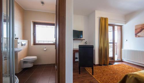 Deluxe Double or Twin Room with Mountain View