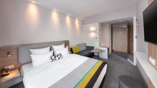 Standard Queen Room with Sofa Bed - Non-Smoking