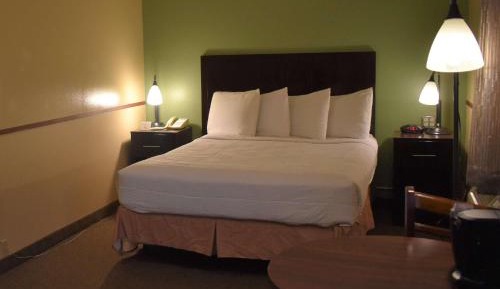 Queen Room - Mobility Accessible